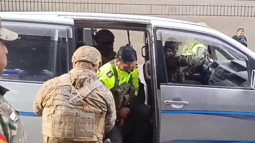 Uno de los uniformados detenidos por los militares./ ERBOL