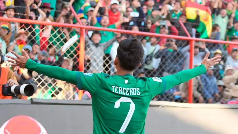 Miguel Terceros festeja su golazo en El Alto, junto a la afici&oacute;n nacional. DICO SOL&Iacute;S