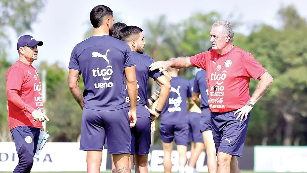Gustavo Alfaro (d) dirige una sesi&oacute;n albirroja./ SELECCI&Oacute;N PARAGUAYA
