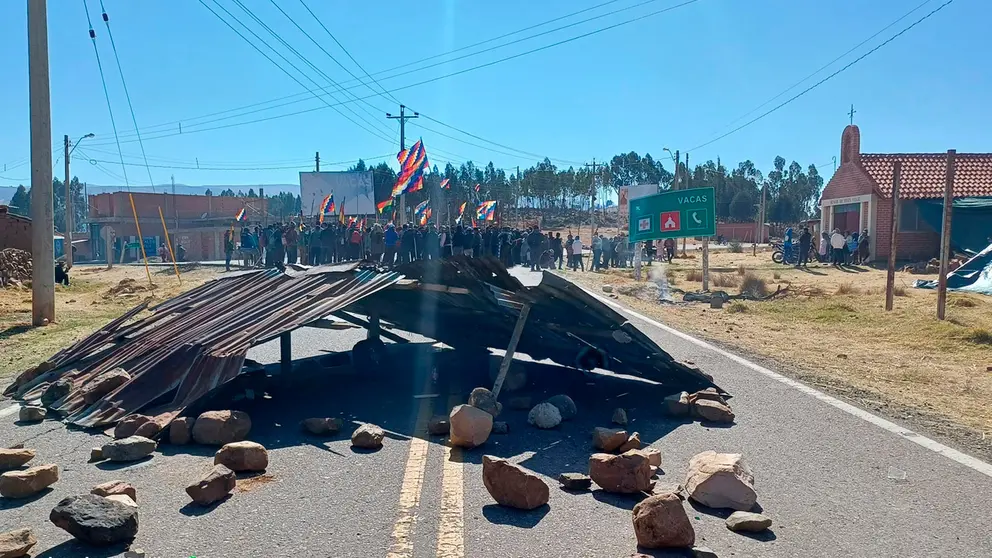 Movilizados del sector evista bloquean la ruta Cruce Vacas. RKC