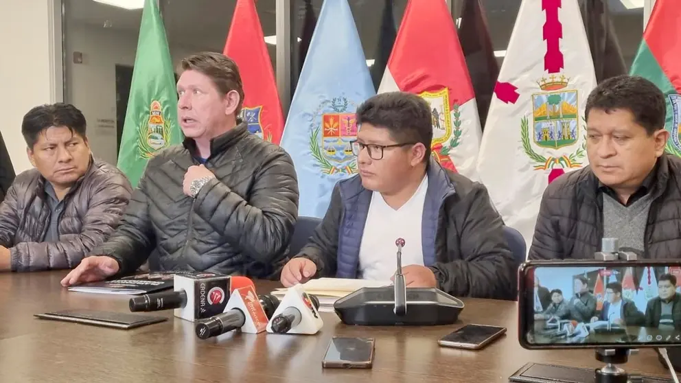 Integrantes de la Comisión Mixta de Justicia Plural brindan conferencia de prensa./ ERBOL