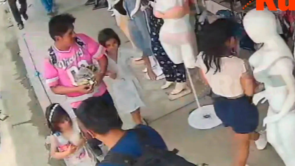 Las dos menores fueron vistas por c&aacute;maras de seguridad. Captura de pantalla