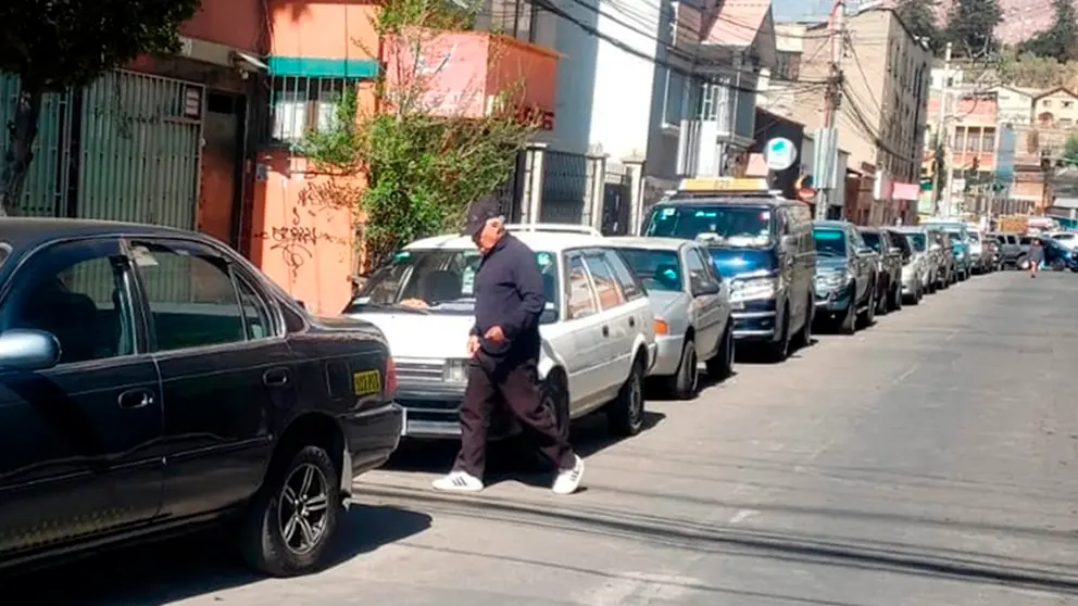 Choferes se indignan por la falta de combustible y amenazan con subir los pasajes./ URGENTE.BO