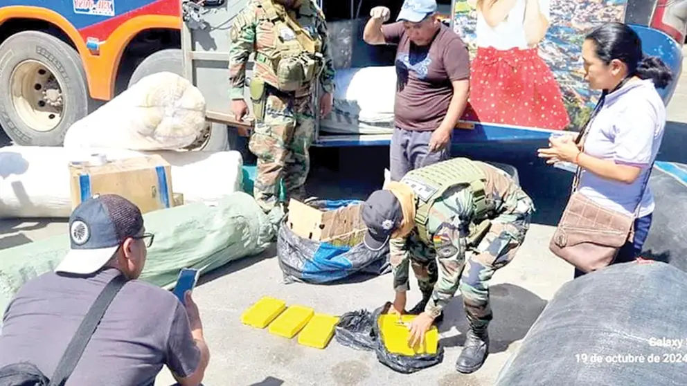 La FELCN identific&oacute; un &oacute;mnibus de transporte donde encontraron en el interior de sus buzones tres cajas de cart&oacute;n que conten&iacute;an 101 paquetes de droga.