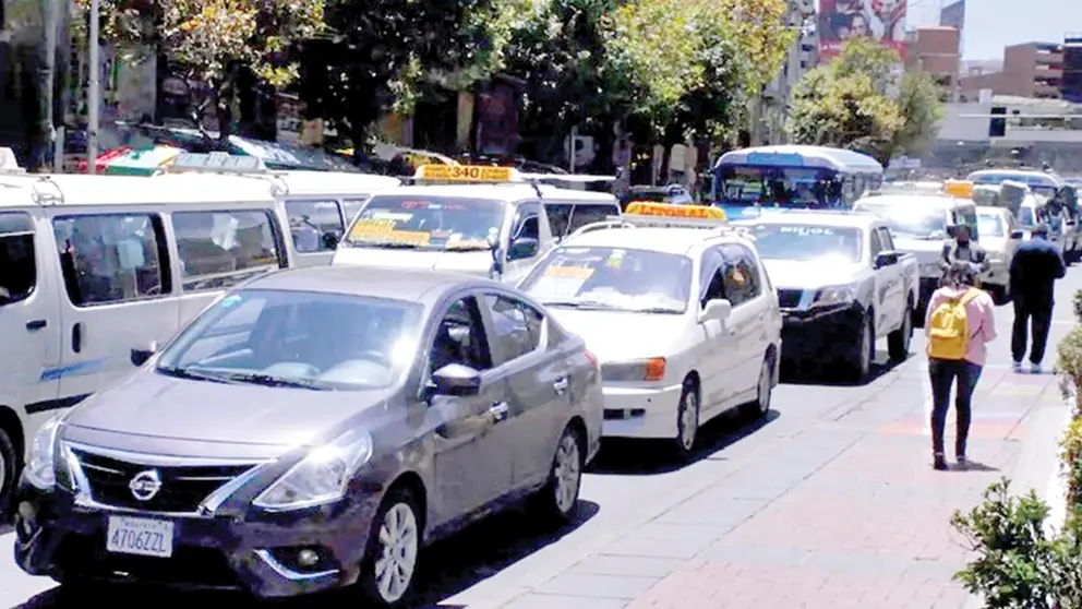 Motorizados del sector p&uacute;blico, en La Paz./ ABI