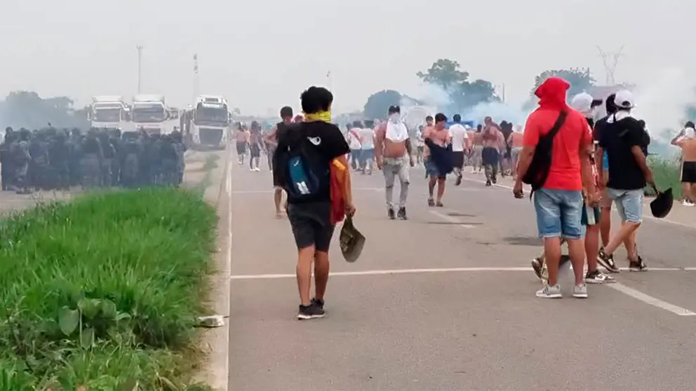 Im&aacute;genes del intento de desbloqueo en Ichilo. UNITEL