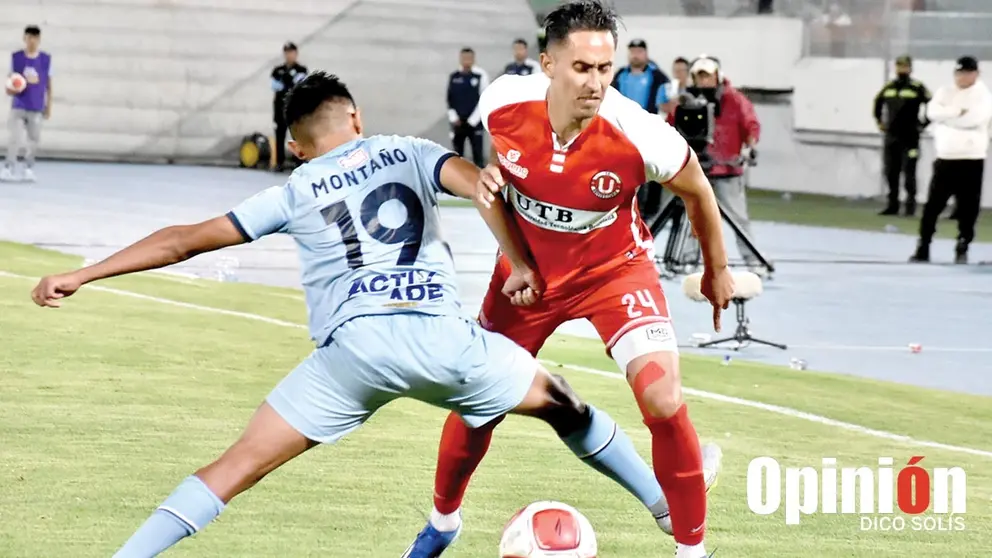 Gabriel Monta&ntilde;o y Andr&eacute;s Llano pugnan un bal&oacute;n, durante la derrota del Celeste qhochala contra el Manzanero en el estadio F&eacute;lix Capriles./ DICO SOL&Iacute;S
