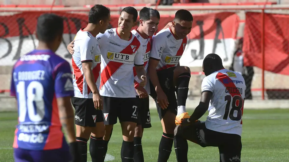 Jugadores de Always celebran la victoria en Villa Ingenio. APG