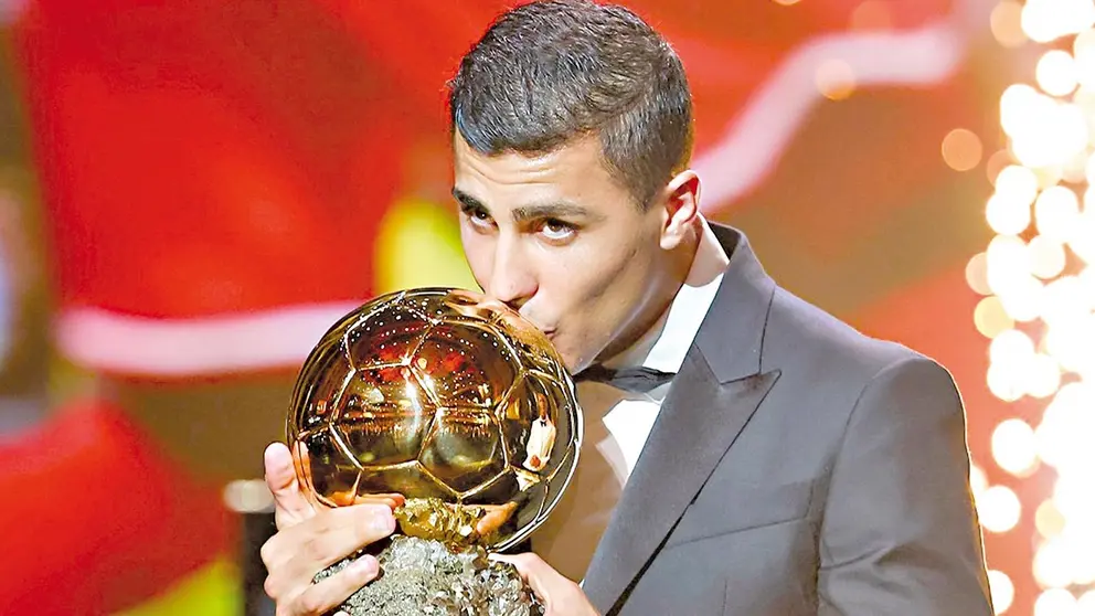Rodrigo Hern&aacute;ndez, despu&eacute;s de recibir el premio al Bal&oacute;n de Oro 2024 en Par&iacute;s. / FRANCE FOOTBALL