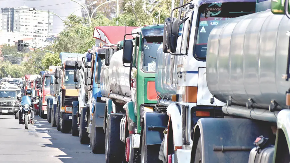 Carros cisterna en filas en una estaci&oacute;n de servicio de la ciudad de Cochabamba. / DICO SOL&Iacute;S