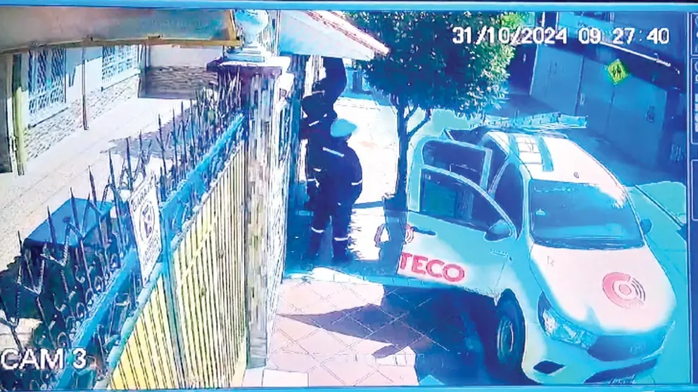 Cámara de vigilancia capta a los delincuentes que se hacían pasar por trabajadores de una empresa telefónica. / CORTESÍA