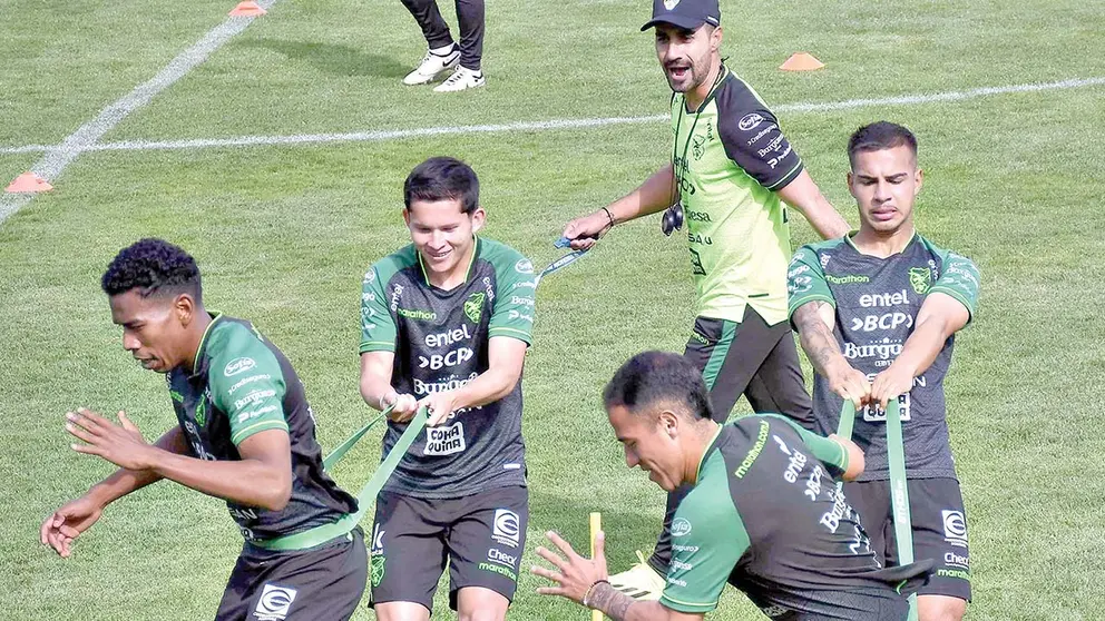 La Selecci&oacute;n Nacional realiza una pr&aacute;ctica en la cancha del complejo del club Mariscal Braun, en La Paz./ APG
