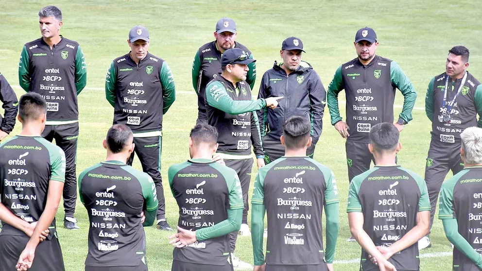&Oacute;scar Villegas (c) brinda indicaciones a jugadores de la Verde antes de una pr&aacute;ctica./  APG