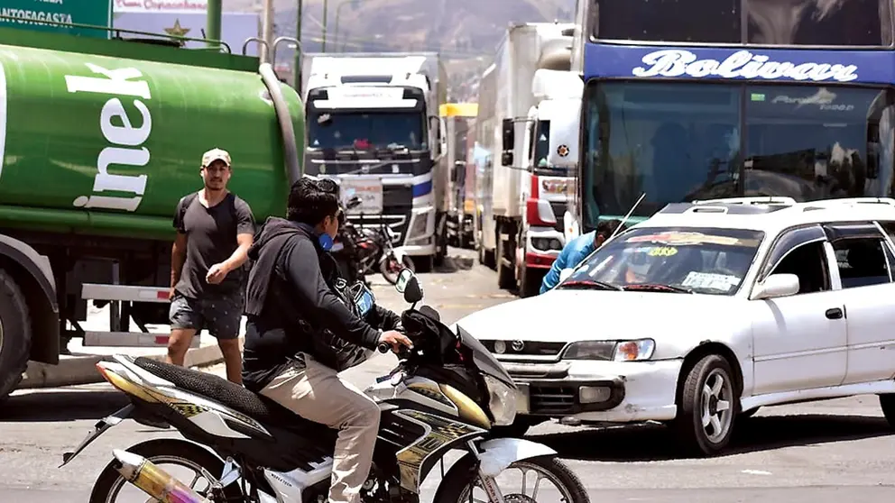 Varios vehículos aguardan en la fila por combustible en Cochabamba./ NOÉ PORTUGAL