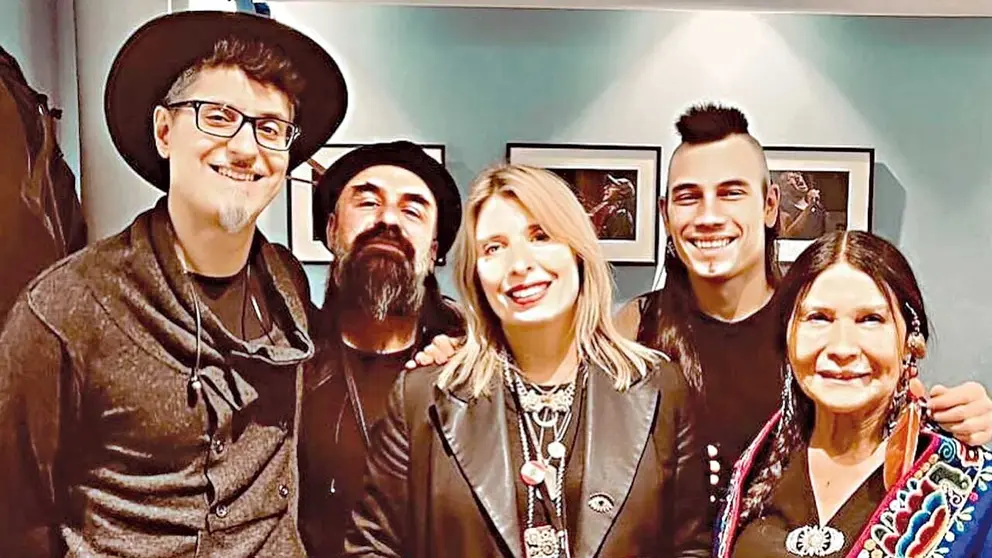 Luzmila Carpio junto a la banda Tremor y la 
representante del festival noruego Oslo World./ RRSS, LUZMILA CARPIO