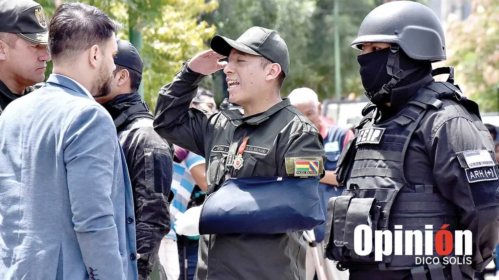 Polic&iacute;as que desbloquearon
Parotani reciben medallas./ DICO SOL&Iacute;S