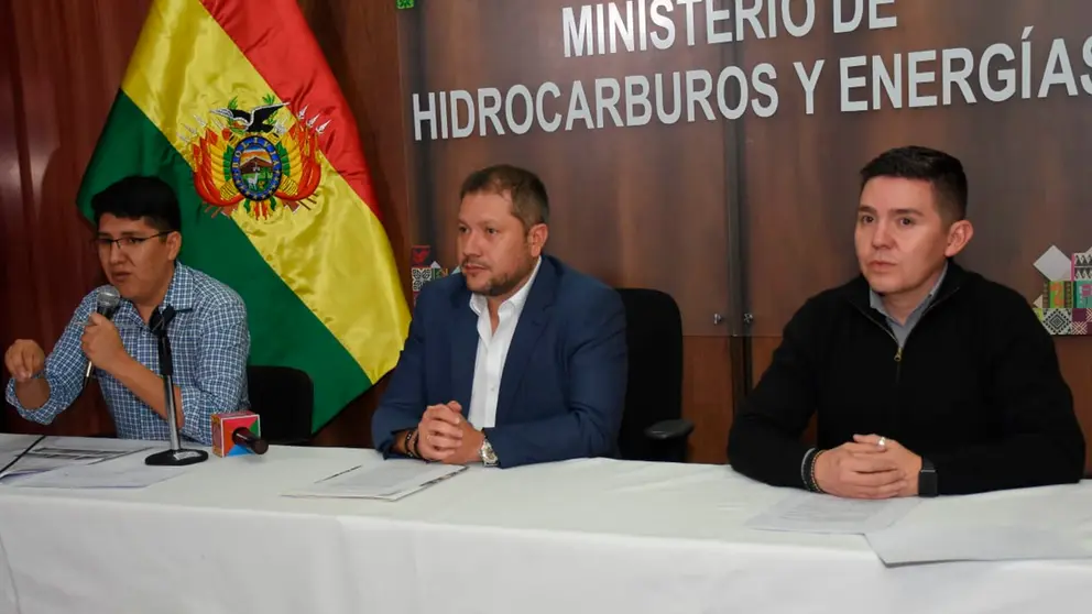 Conferencia de prensa sobre el tema de la libre importaci&oacute;n de combustible./ APG