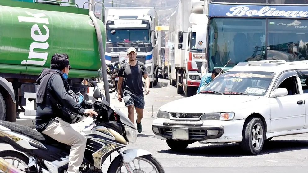 Las filas por combustible continúan en los surtidores./ NOÉ PORTUGAL