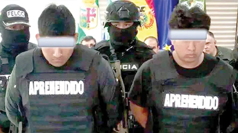 Jeremy V.P. (izquierda), presunto autor intelectual del crimen, y Valuis Flores (derecha), autor material confeso./ POLIC&Iacute;A