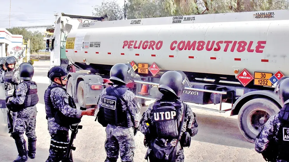 Una cisterna ingresa a la refiner&iacute;a de Cochabamba para abastecerse de combustible./ DICO SOL&Iacute;S