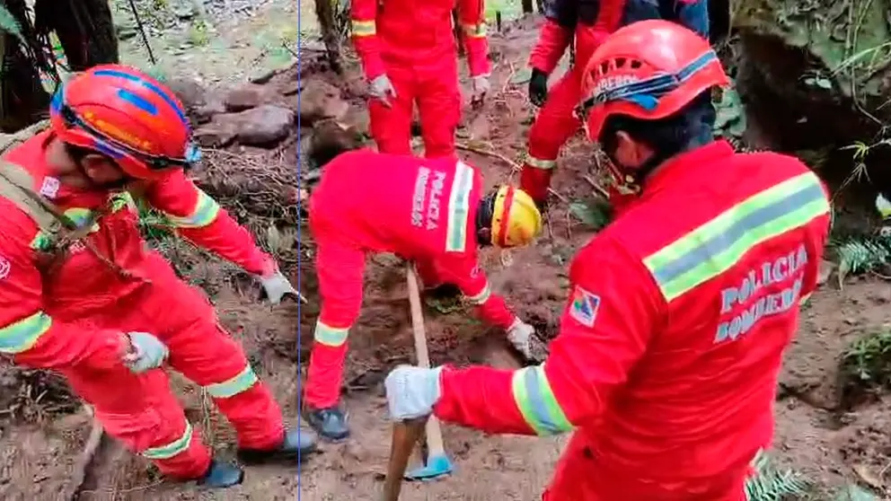 Efectivos policiales realizan el desentierro de los cuerpos. Captura de pantalla