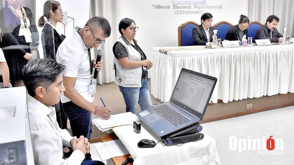 El trabajo de vocales del Tribunal Electoral Departamental de Cochabamba, en d&iacute;as recientes./ DICO SOL&Iacute;S