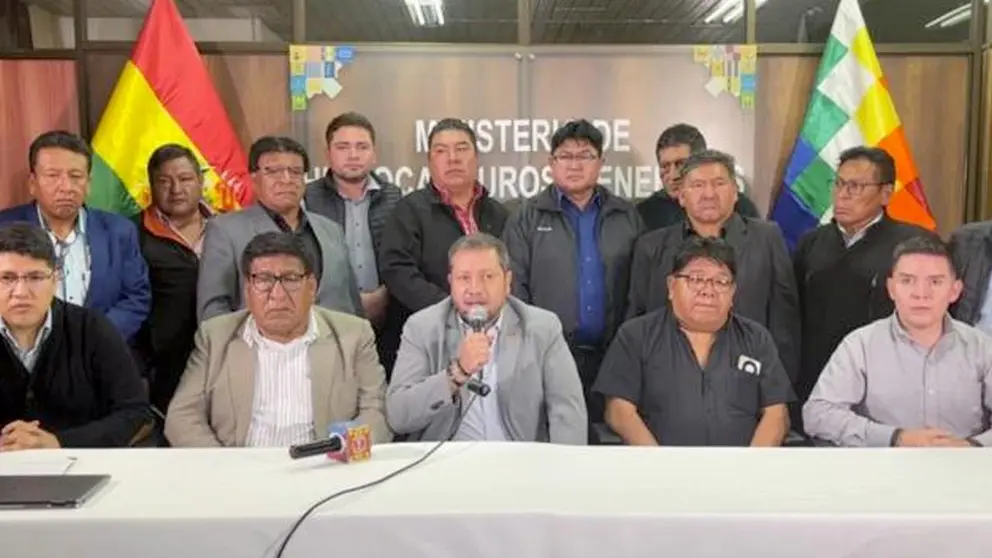El ministro de Hidrocarburos y Energías, Alejandro Gallardo, junto a la dirigencia de la Confederación Sindical de Choferes de Bolivia./ OXIGENO.BO