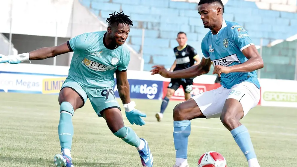Daniel Floro da Silva (d) encara a David Akologo (i), durante el juego que San Antonio y Aurora disputaron en el Tr&oacute;pico./ APG