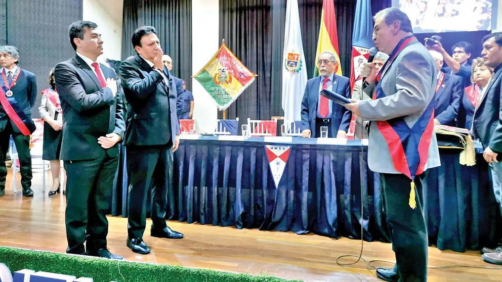 La toma de juramento a Greby Rioja (vicerrector) y Boris Calancha (rector). / MELISSA REVOLLO
