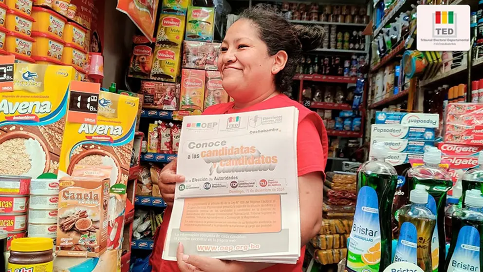Una vecina de Cochabamba con el material informativo sobre las elecciones judiciales 2024 del pr&oacute;ximo 15 de diciembre. / TED