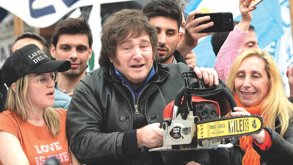 Una imagen de la campaña electoral de Milei sosteniendo una motosierra. / ARCHIVO