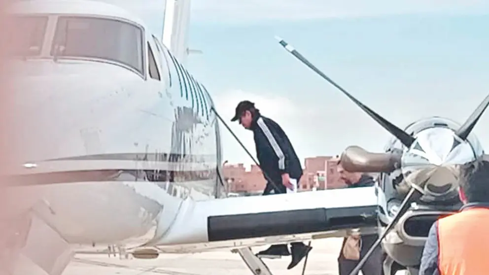 El ex jefe antidrogas Maximiliano Dávila aborda el avión que lo sacó de Bolivia. / MINISTERIO DE GOBIERNO