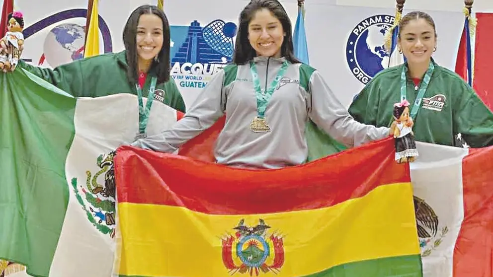 Camila Rivero (c) destac&oacute; dentro del Equipo Bolivia, que fue segundo en el Mundial de r&aacute;quet. / FACEBOOK CAMILA RIVERO