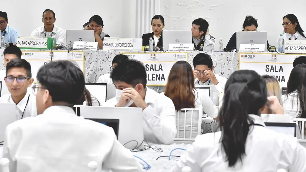 C&oacute;mputo de votos en el TED de Cochabamba./ DICO SOL&Iacute;S