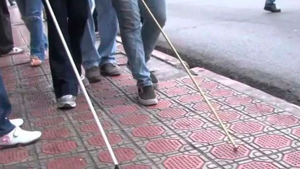 Imagen referencial de personas ciegas caminando. Imagen referencial