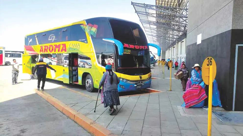 Los controles se realizan en las terminales de buses. /  URGENTE.BO