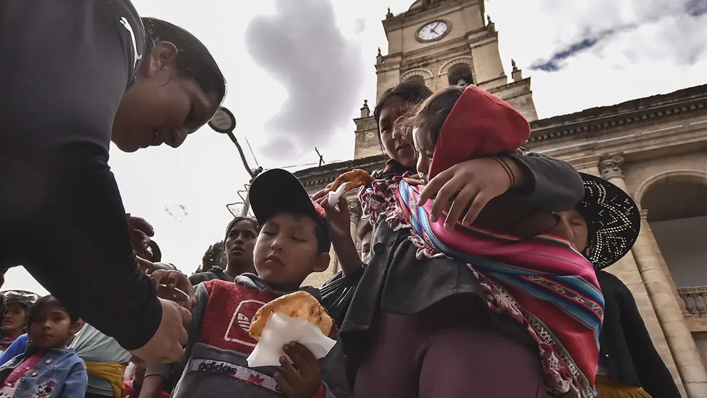Con bu&ntilde;uelos, chocolatada y juguetes personas solidarias llegan a los m&aacute;s necesitados en Navidad