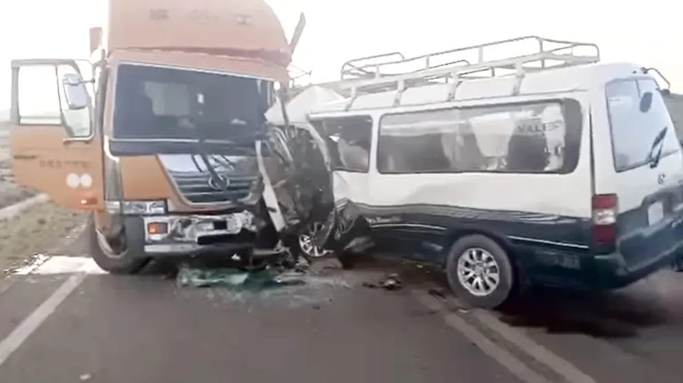 As&iacute; qued&oacute; el cami&oacute;n que colision&oacute; de frente con el minib&uacute;s en el sector de Machacamarca. ERBOL