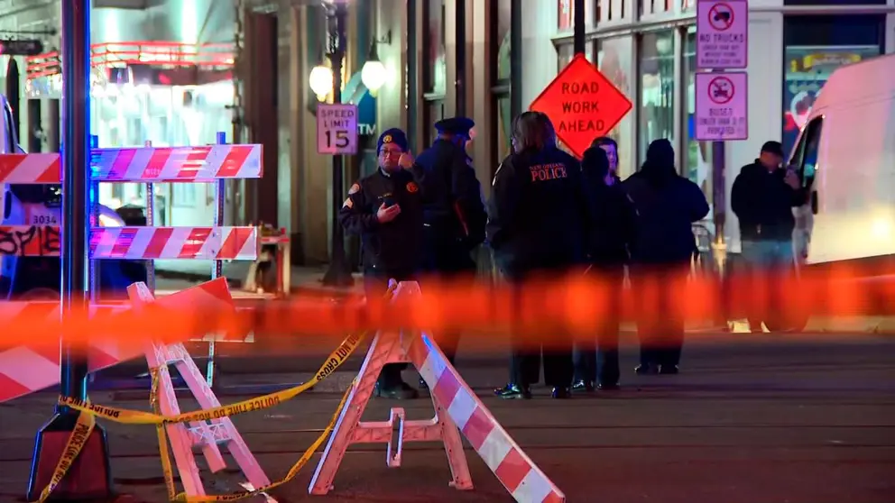 Efectivos policiales tras el atropello masivo en Nueva Orleans. WDSU
