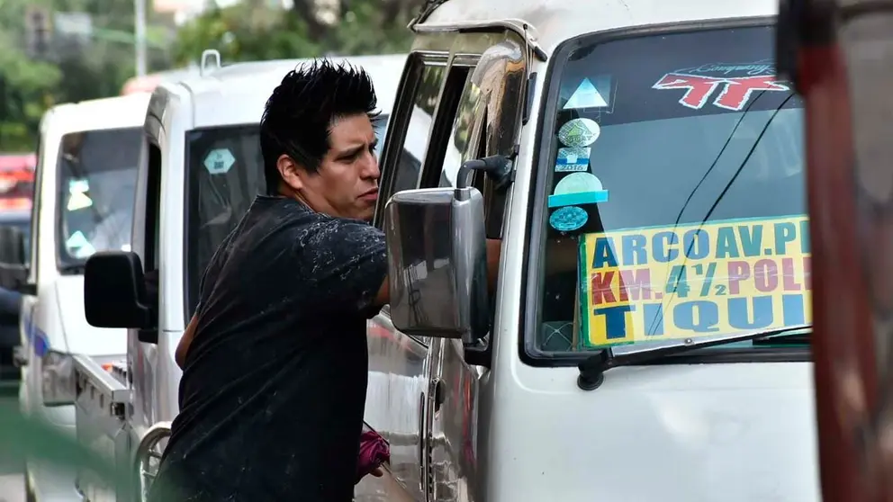 Un ciudadano pagando su pasaje en Cochabamba. Dico Sol&iacute;s