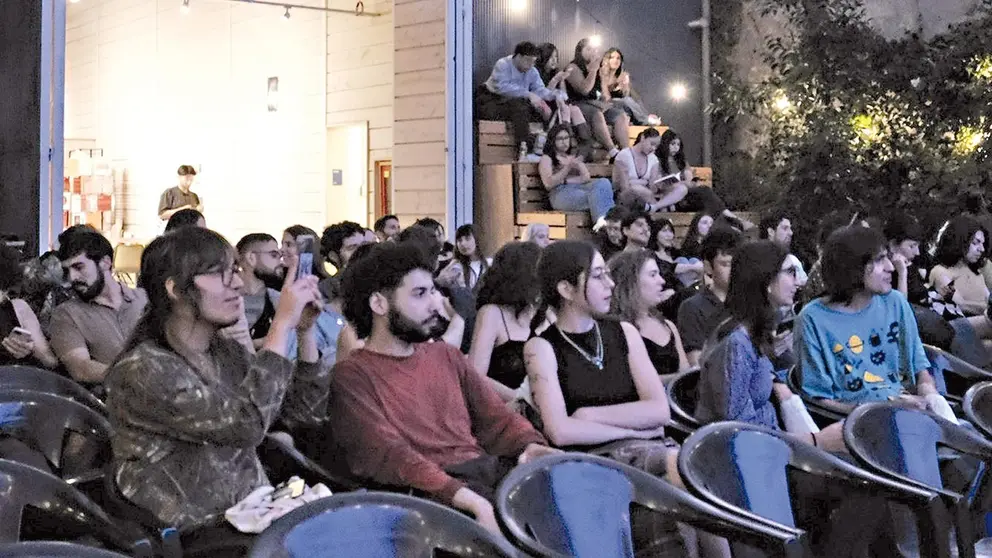 Proyecci&oacute;n de una pel&iacute;cula en la sala de proyecci&oacute;n de CCC en Chile./ RRSS, CINE CCC
