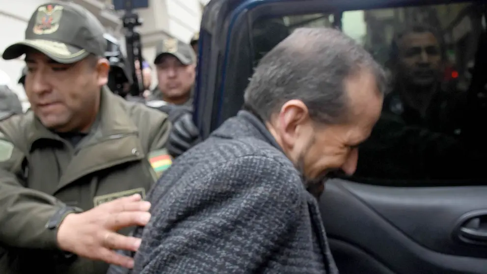 El gobernador de Santa Cruz, Luis Fernando Camacho saliendo de la audicencia./ APG