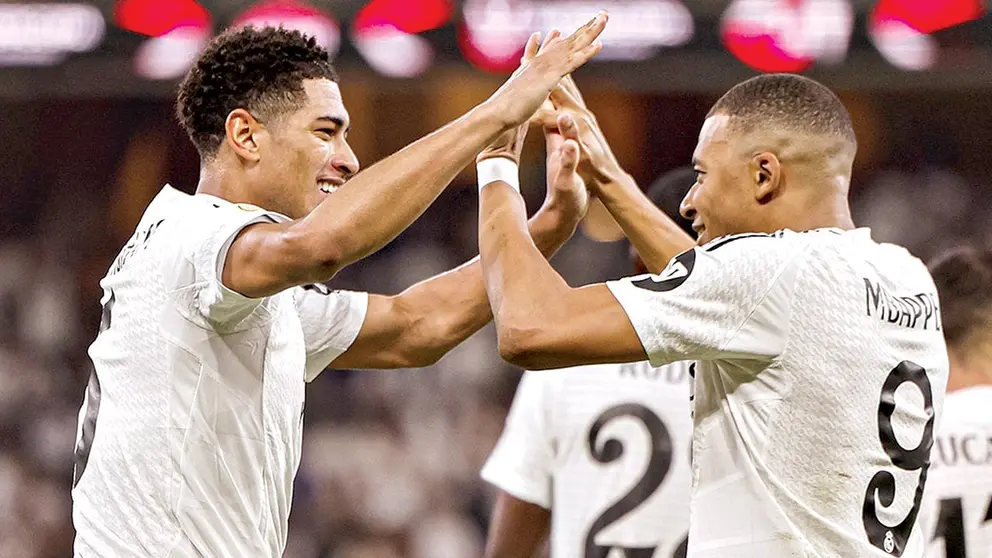 Bellingham (d) y Mbapp&eacute; (i) celebran un tanto blanco./ REAL MADRID CF