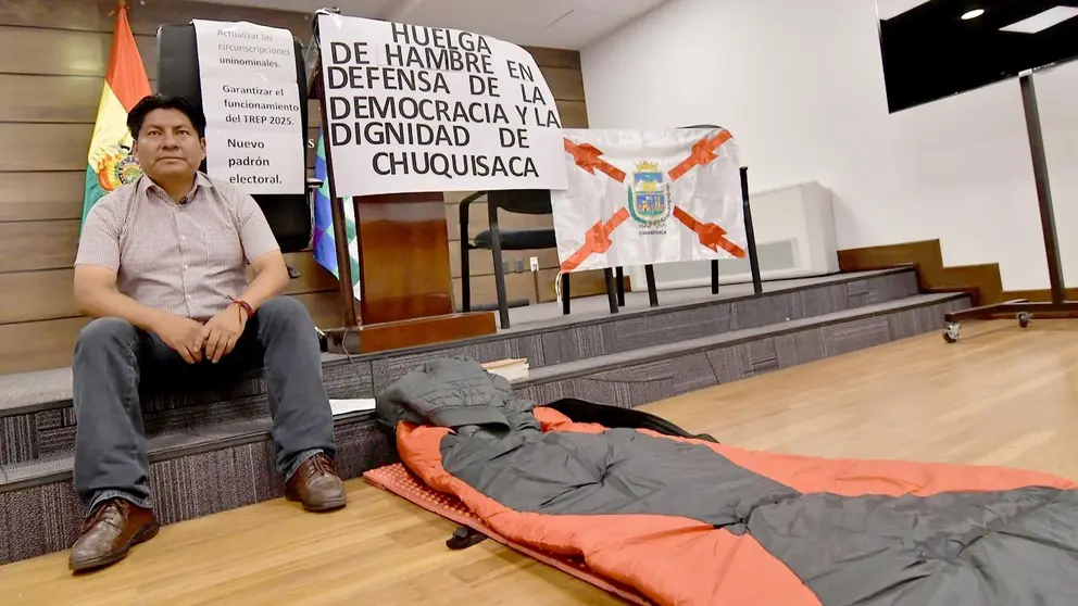 El senador de CC, Santiago Ticona, ingresa en huelga contra la ley de esca&ntilde;os./ APG