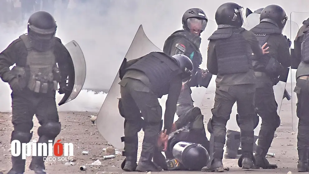 Efectivos policiales durante una jornada de desbloqueo en Parotani./ DICO SOL&Iacute;S