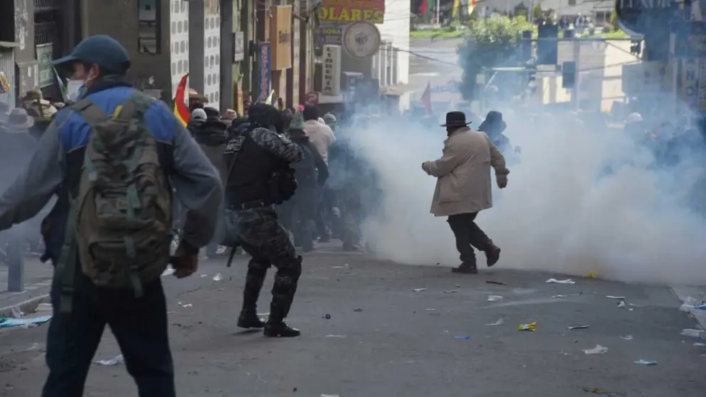 La Polic&iacute;a dispersa a los manifestantes evistas que intentaron entrar a la Plaza Murillo en La Paz. APG