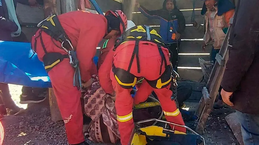 El momento en que personal de Bomberos rescata uno de los cuerpos sin vida. Urgente.bo