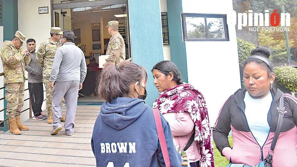 Familiares del soldado Jhon Jairo Cu&eacute;llar y autoridades militares en puertas de una cl&iacute;nica en Cochabamba./ NO&Eacute; PORTUGAL