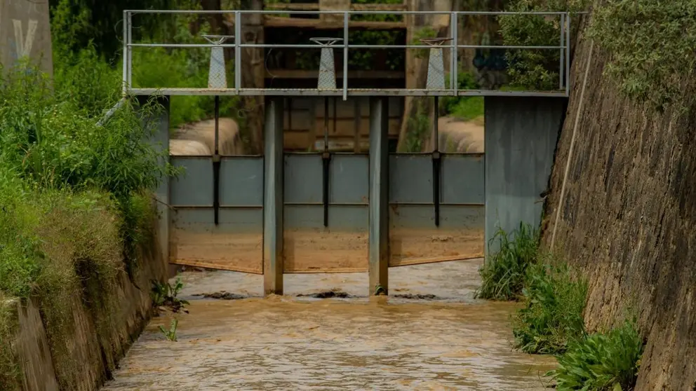 La compuerta que permite el ingreso de agua a la laguna Alalay. GAMC