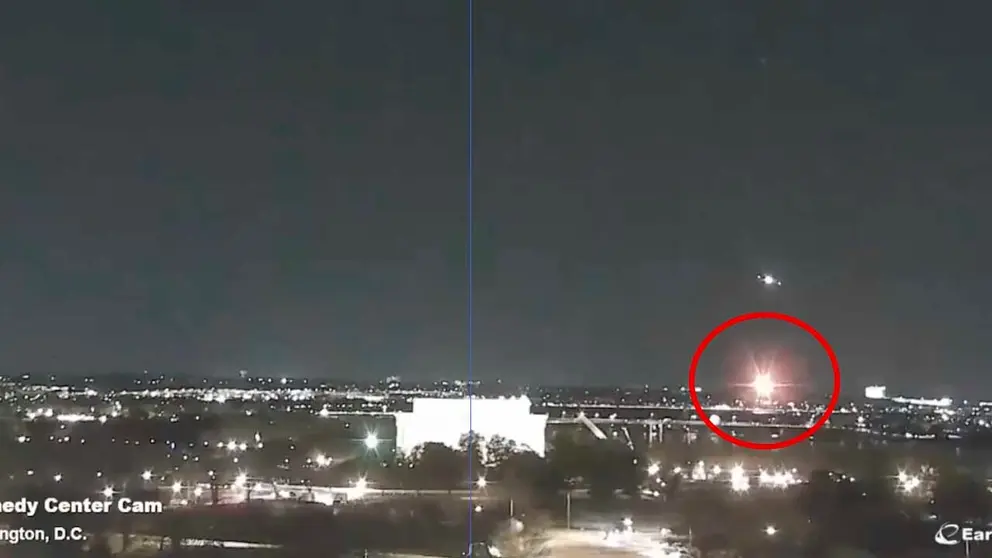 Momento en que el avi&oacute;n y el helic&oacute;ptero impactan en el aire. Captura